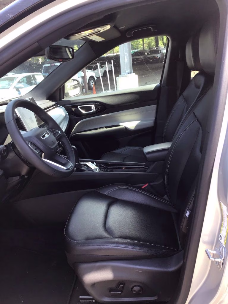 2025 Silver Zynith Metallic Clearcoat Jeep Compass Limited 4X4 SUV