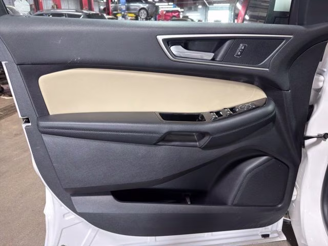 2019 White Platinum Clearcoat Metallic Ford Edge SEL AWD SUV