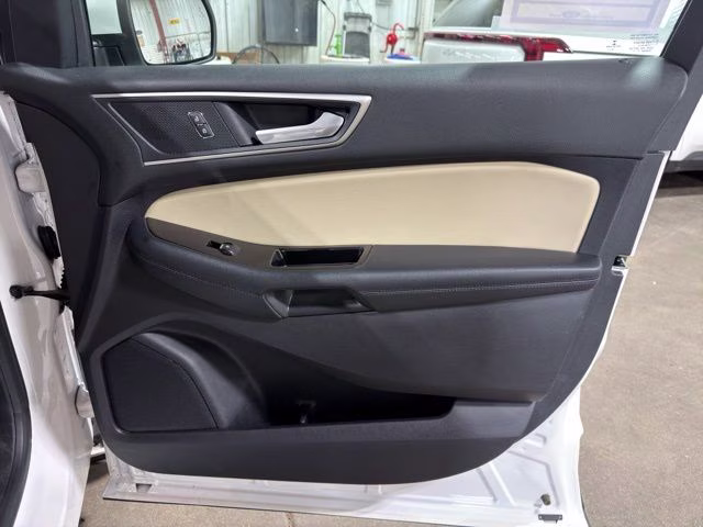 2019 White Platinum Clearcoat Metallic Ford Edge SEL AWD SUV