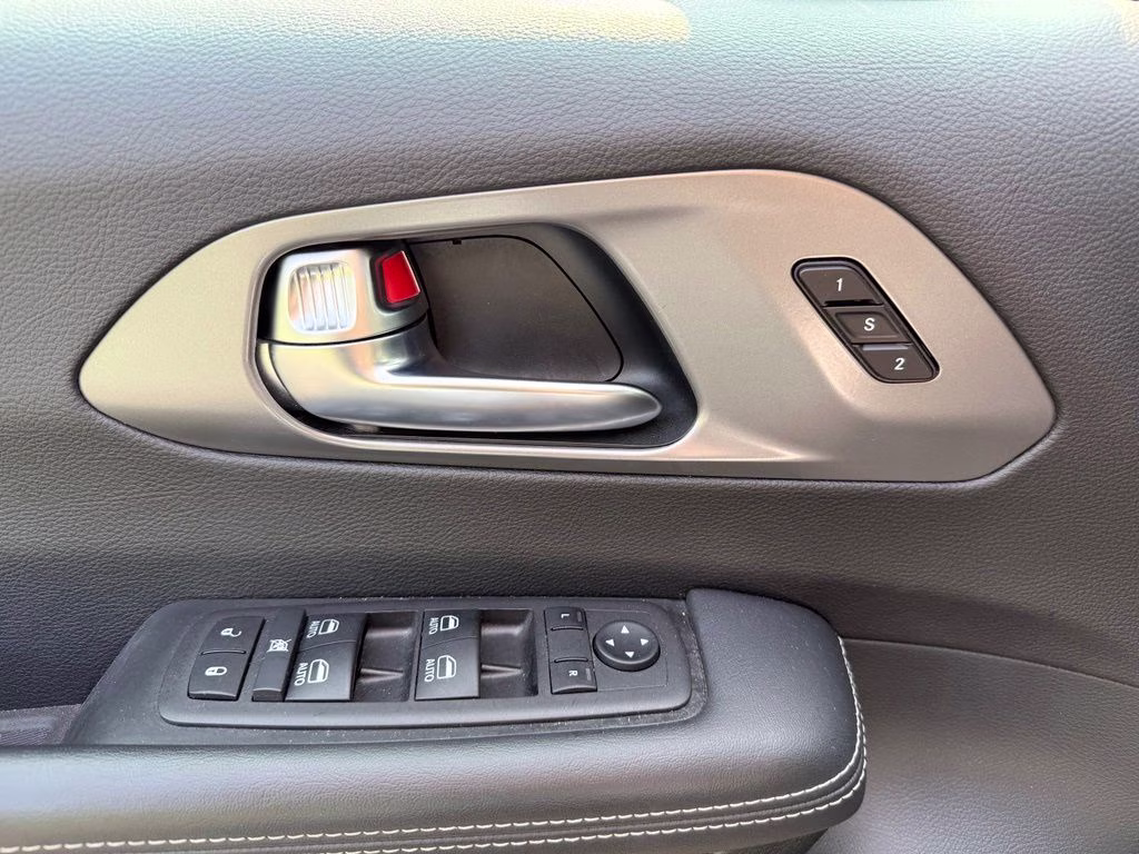 2025 Diamond Black Crystal Pearlcoat Chrysler Pacifica Select FWD Van