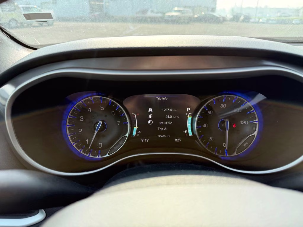 2025 Diamond Black Crystal Pearlcoat Chrysler Pacifica Select FWD Van
