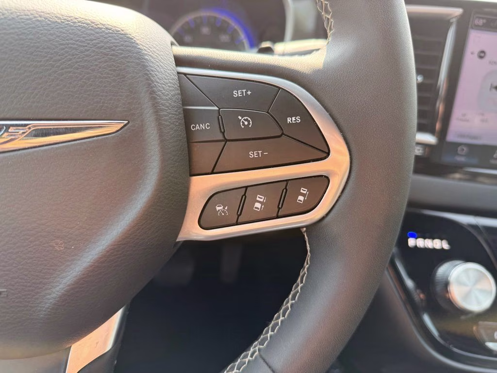 2025 Diamond Black Crystal Pearlcoat Chrysler Pacifica Select FWD Van