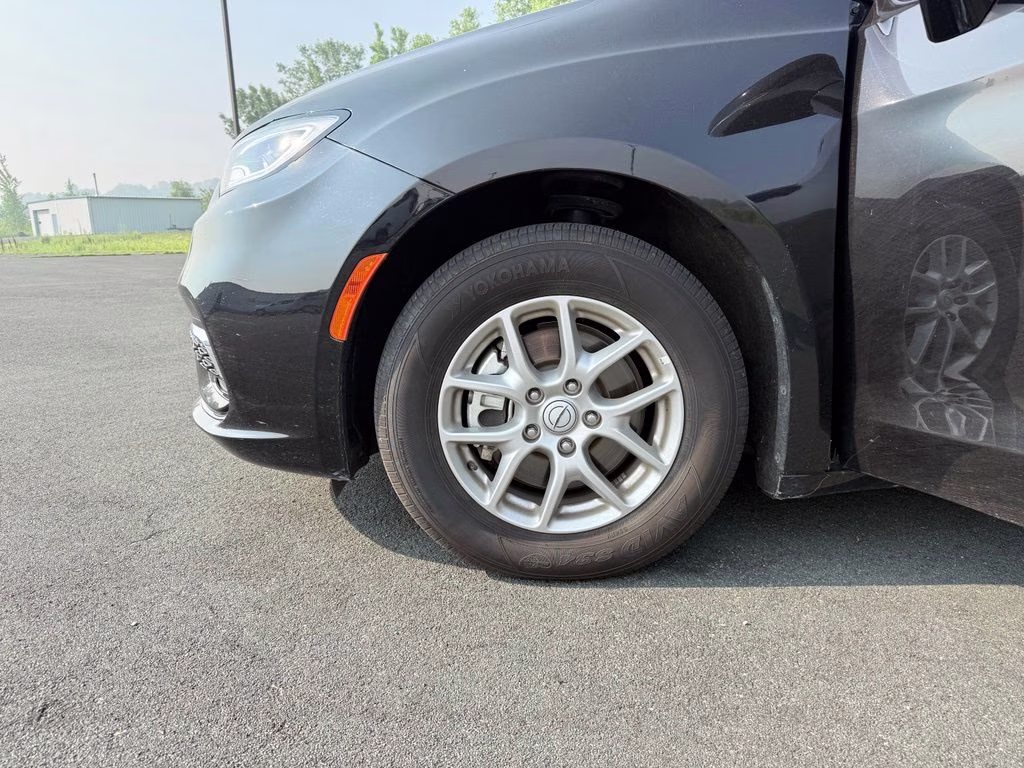 2025 Diamond Black Crystal Pearlcoat Chrysler Pacifica Select FWD Van