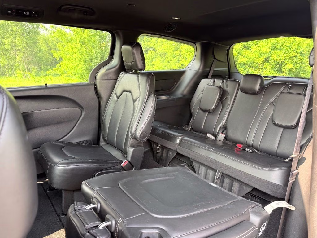 2025 Diamond Black Crystal Pearlcoat Chrysler Pacifica Select FWD Van