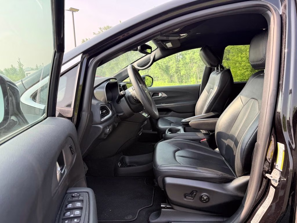 2025 Diamond Black Crystal Pearlcoat Chrysler Pacifica Select FWD Van