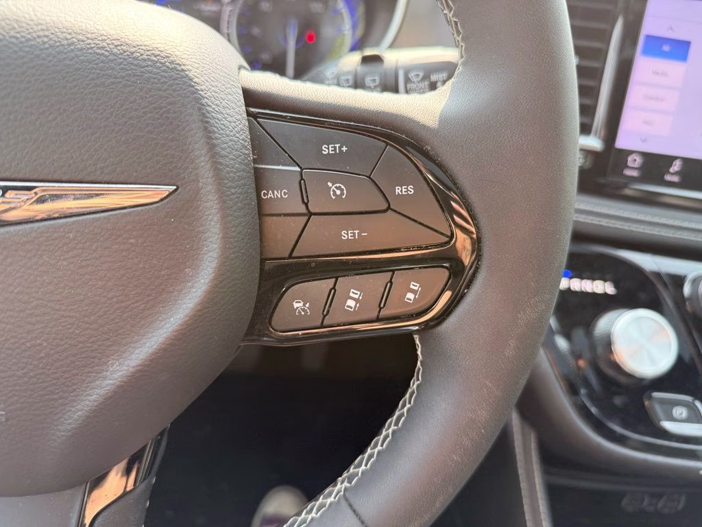 2025 Ceramic Gray Clearcoat Chrysler Pacifica Limited FWD Van