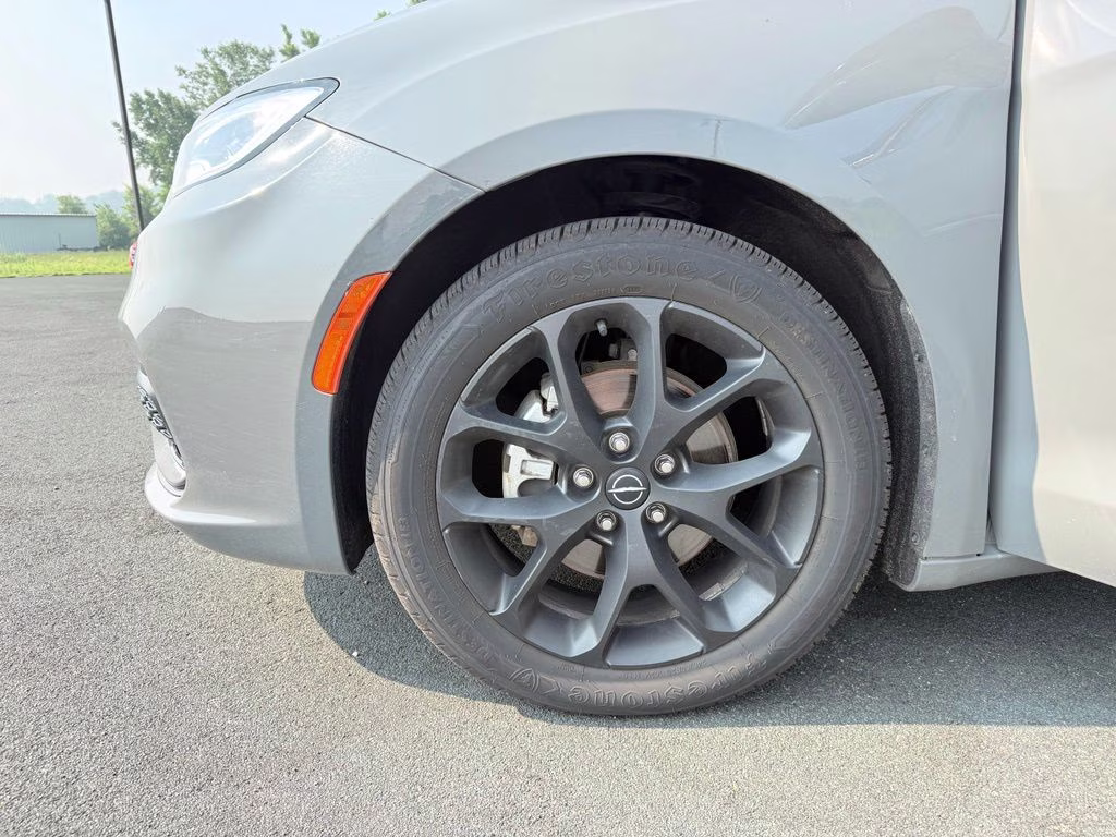 2025 Ceramic Gray Clearcoat Chrysler Pacifica Limited FWD Van