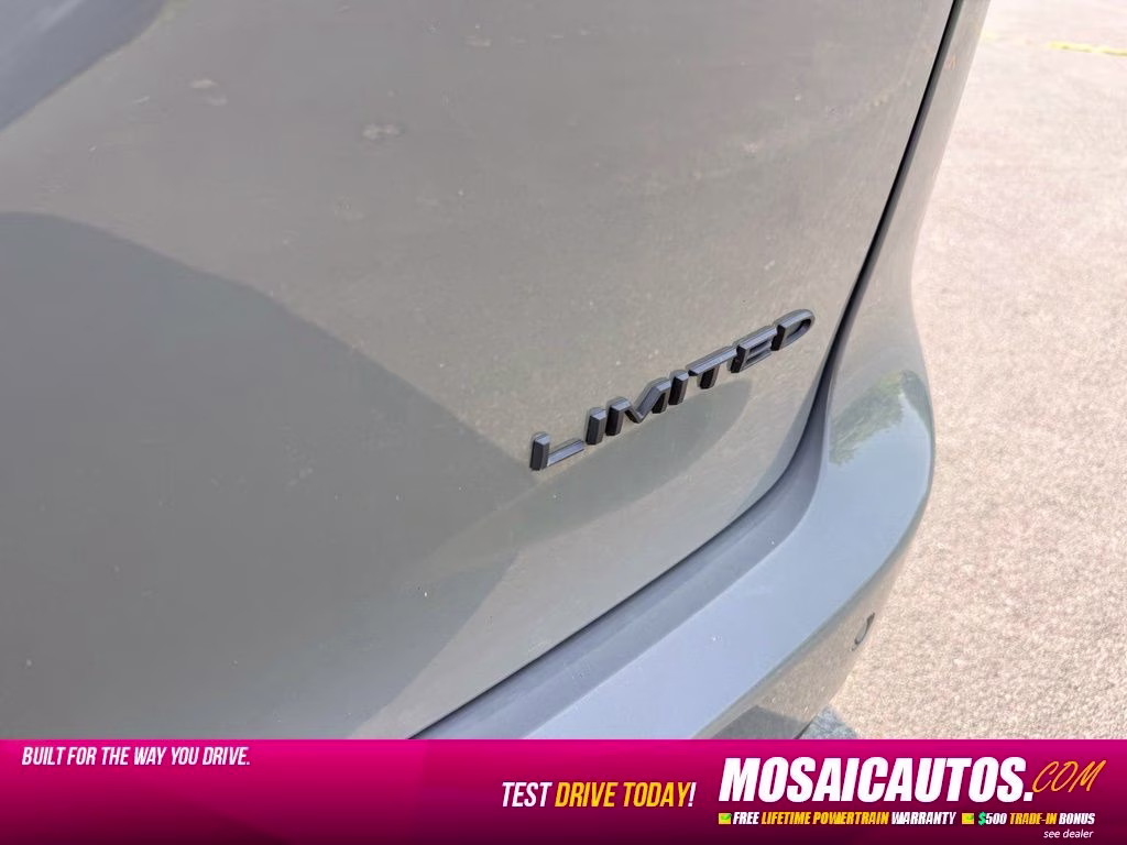2025 Ceramic Gray Clearcoat Chrysler Pacifica Limited FWD Van
