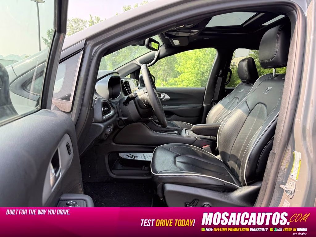 2025 Ceramic Gray Clearcoat Chrysler Pacifica Limited FWD Van