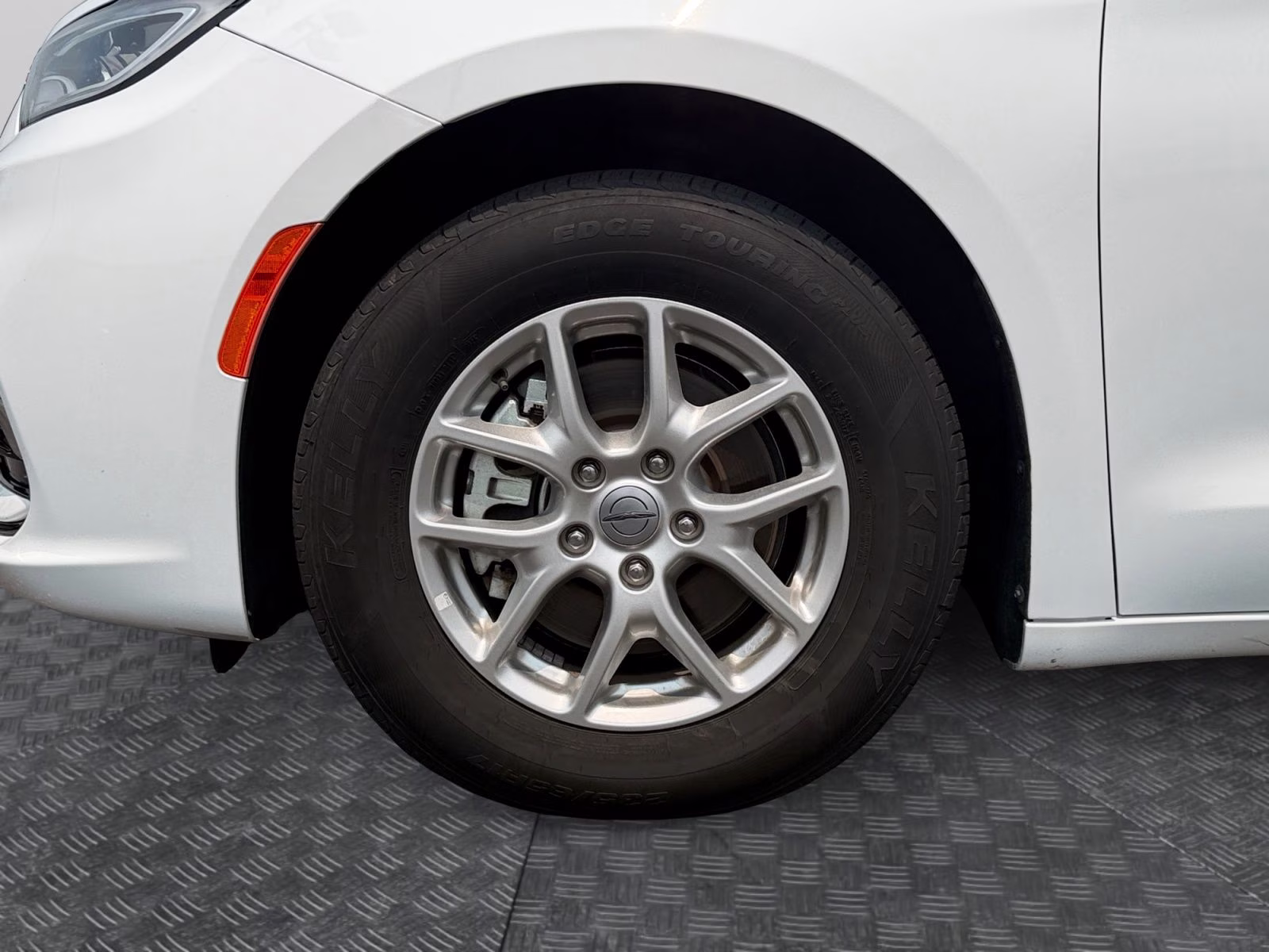 2024 Bright White Clearcoat Chrysler Pacifica Touring L FWD Van