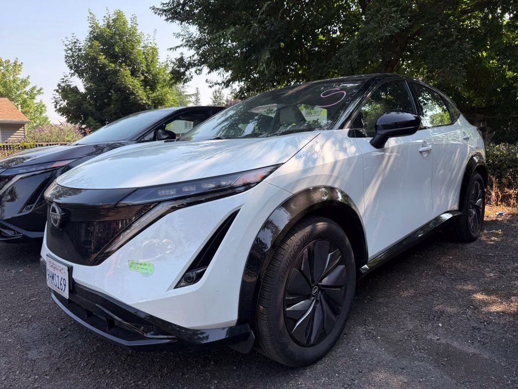 2023 Everest White Pearl Tricoat/Black Diamond Pearl Nissan Ariya ENGAGE+ e-4ORCE AWD SUV