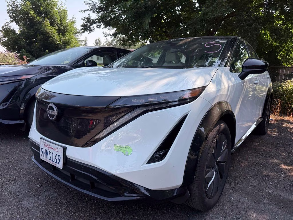 2023 Everest White Pearl Tricoat/Black Diamond Pearl Nissan Ariya ENGAGE+ e-4ORCE AWD SUV