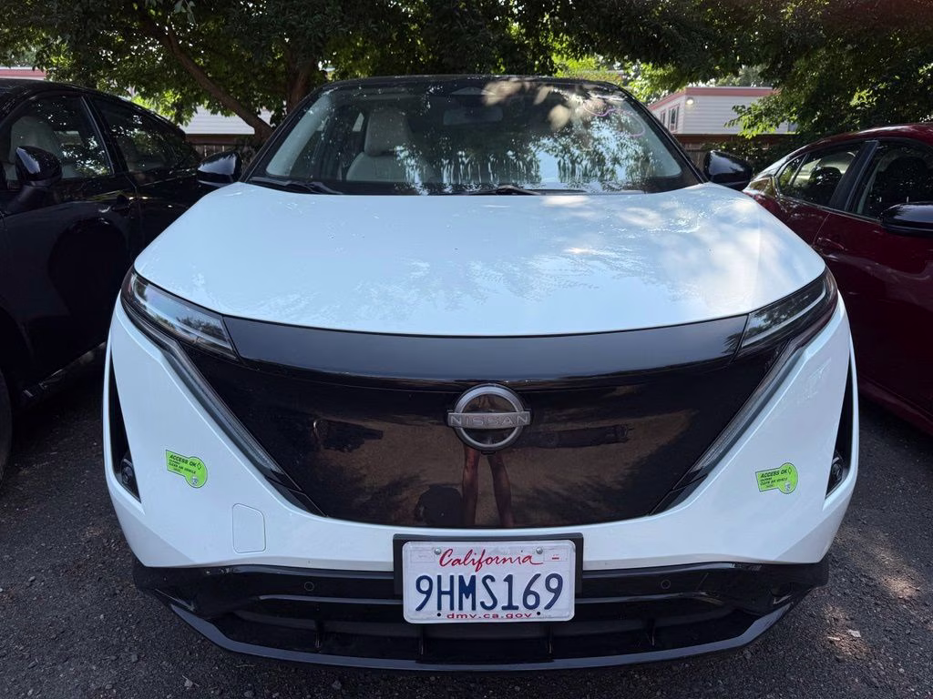 2023 Everest White Pearl Tricoat/Black Diamond Pearl Nissan Ariya ENGAGE+ e-4ORCE AWD SUV