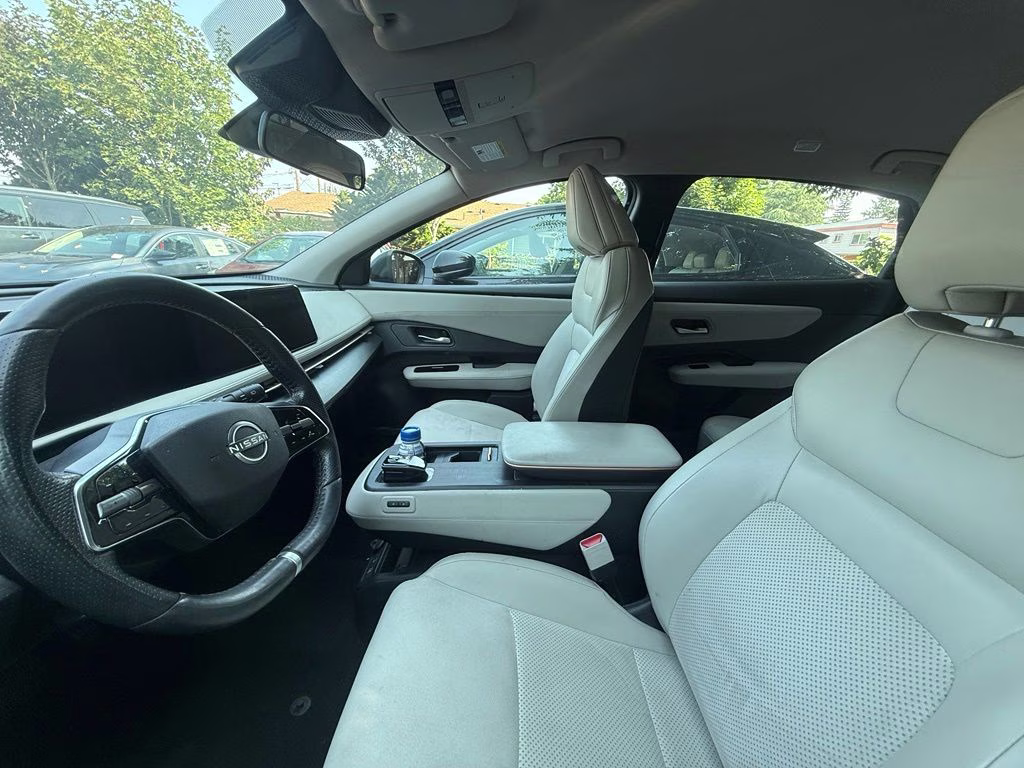 2023 Everest White Pearl Tricoat/Black Diamond Pearl Nissan Ariya ENGAGE+ e-4ORCE AWD SUV