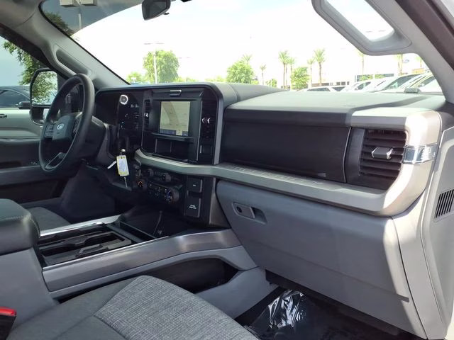 2025 Oxford White Ford Super Duty F-350 DRW XLT 4X4 Truck