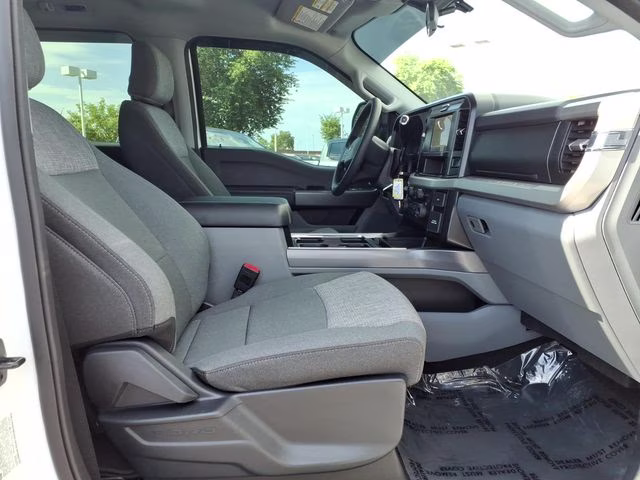 2025 Oxford White Ford Super Duty F-350 DRW XLT 4X4 Truck