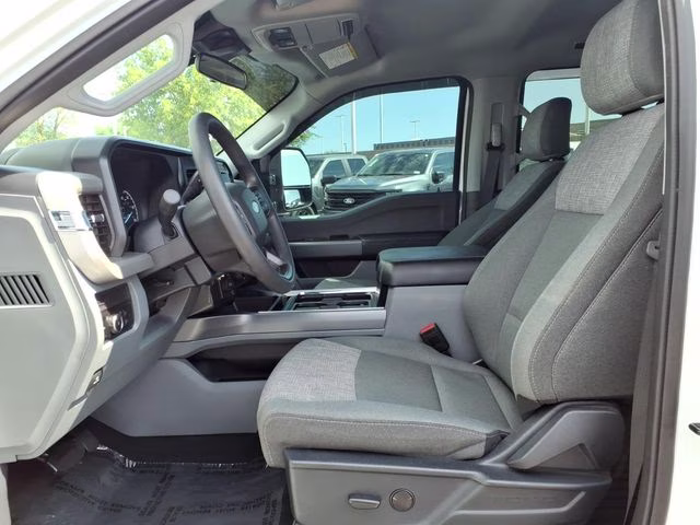 2025 Oxford White Ford Super Duty F-350 DRW XLT 4X4 Truck