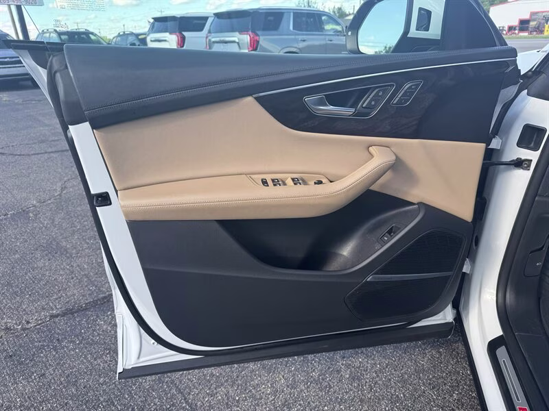 2022 Carrara White Audi Q8 quattro Prestige 55 TFSI AWD SUV