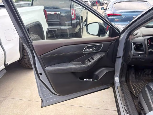 2022 Boulder Gray Pearl/Super Black Nissan Rogue Platinum FWD SUV