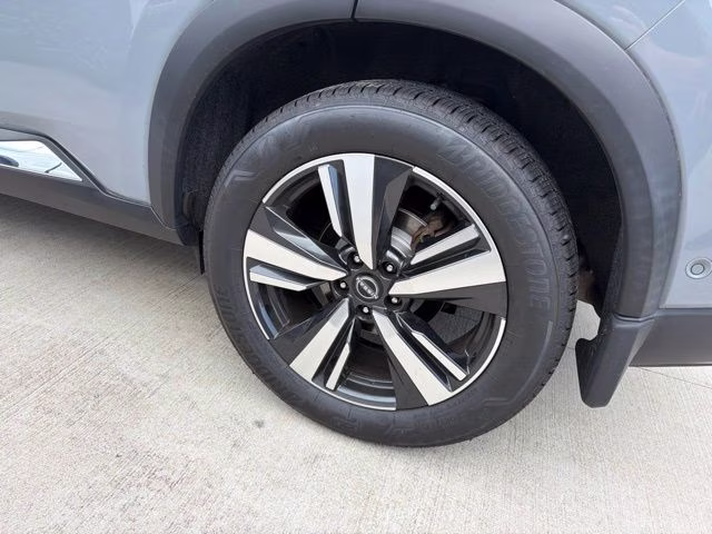2022 Boulder Gray Pearl/Super Black Nissan Rogue Platinum FWD SUV