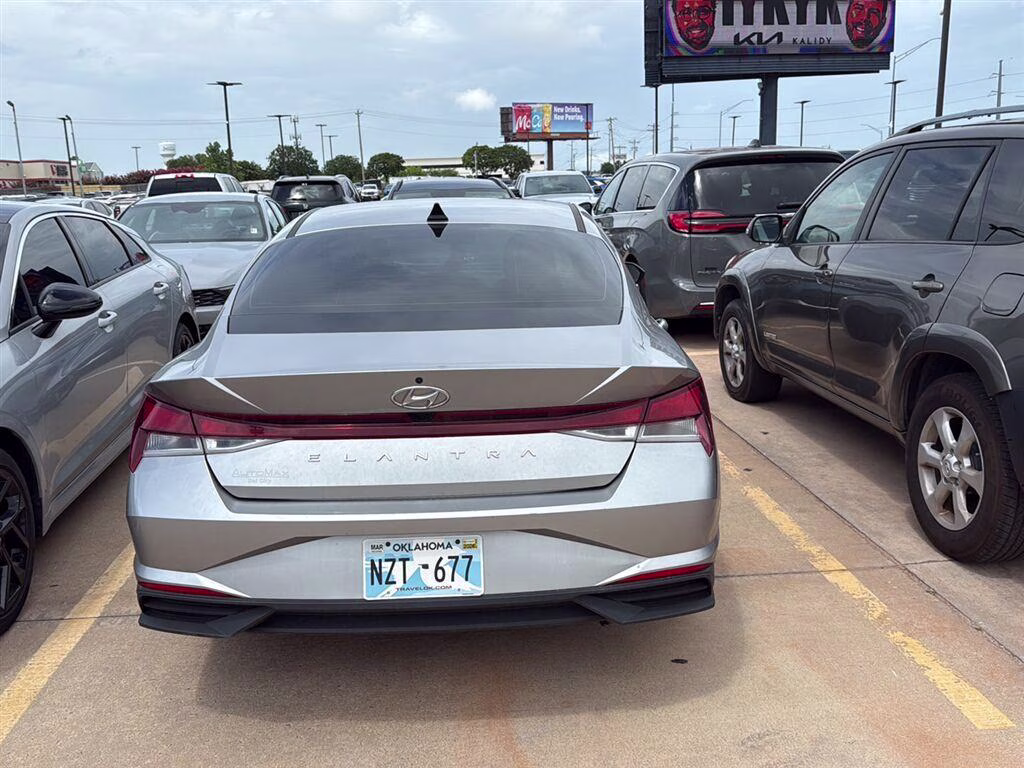 2023 Shimmering Silver Pearl Hyundai Elantra SEL FWD Sedan