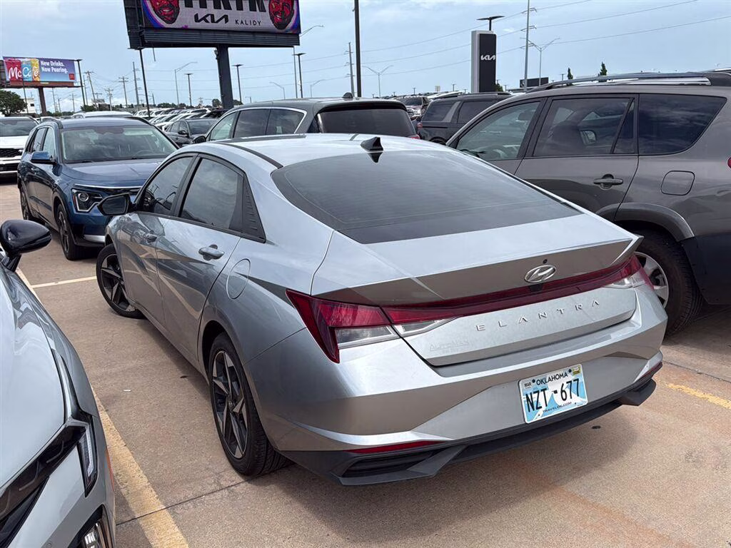 2023 Shimmering Silver Pearl Hyundai Elantra SEL FWD Sedan