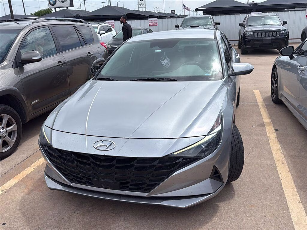 2023 Shimmering Silver Pearl Hyundai Elantra SEL FWD Sedan
