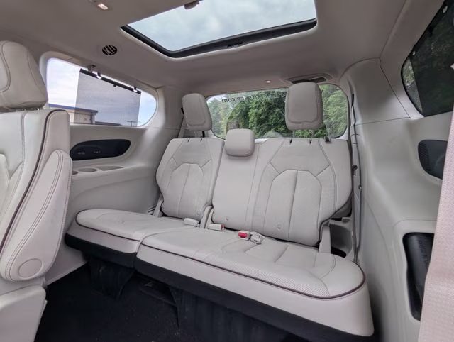 2018 Granite Crystal Metallic Clearcoat Chrysler Pacifica Limited FWD Van