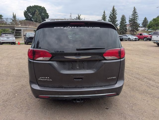 2018 Granite Crystal Metallic Clearcoat Chrysler Pacifica Limited FWD Van