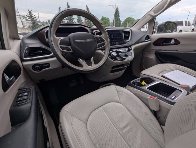 2018 Granite Crystal Metallic Clearcoat Chrysler Pacifica Limited FWD Van