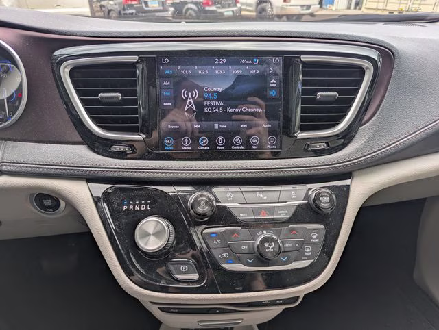 2018 Granite Crystal Metallic Clearcoat Chrysler Pacifica Limited FWD Van