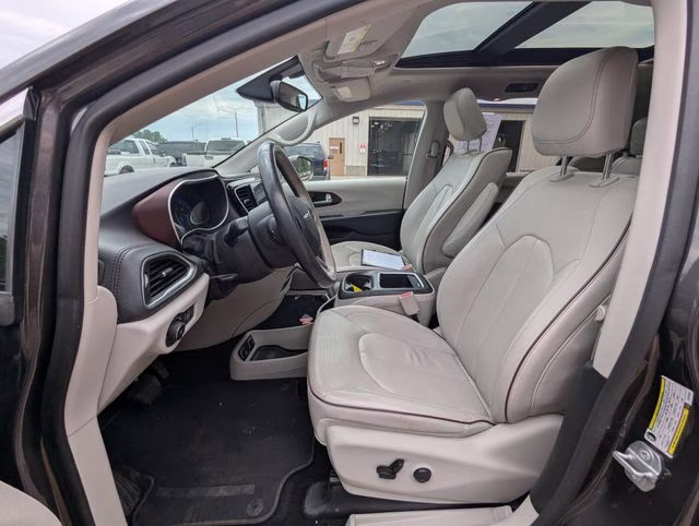 2018 Granite Crystal Metallic Clearcoat Chrysler Pacifica Limited FWD Van