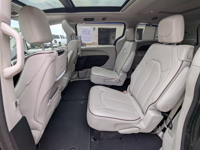 2018 Granite Crystal Metallic Clearcoat Chrysler Pacifica Limited FWD Van