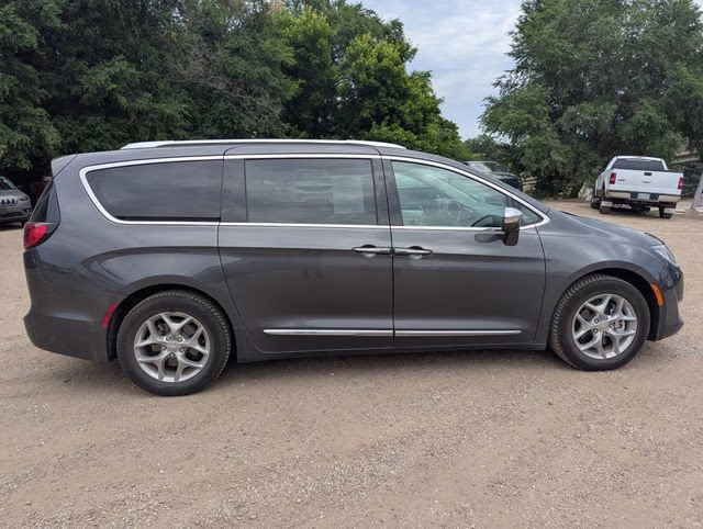2018 Granite Crystal Metallic Clearcoat Chrysler Pacifica Limited FWD Van