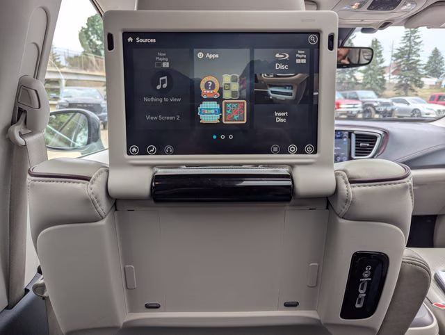 2018 Granite Crystal Metallic Clearcoat Chrysler Pacifica Limited FWD Van