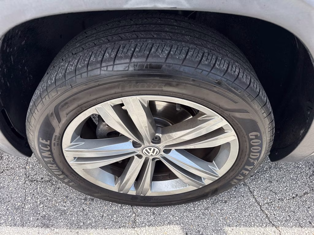 2019 Platinum Gray Metallic Volkswagen Atlas 3.6L V6 SEL R-Line FWD SUV