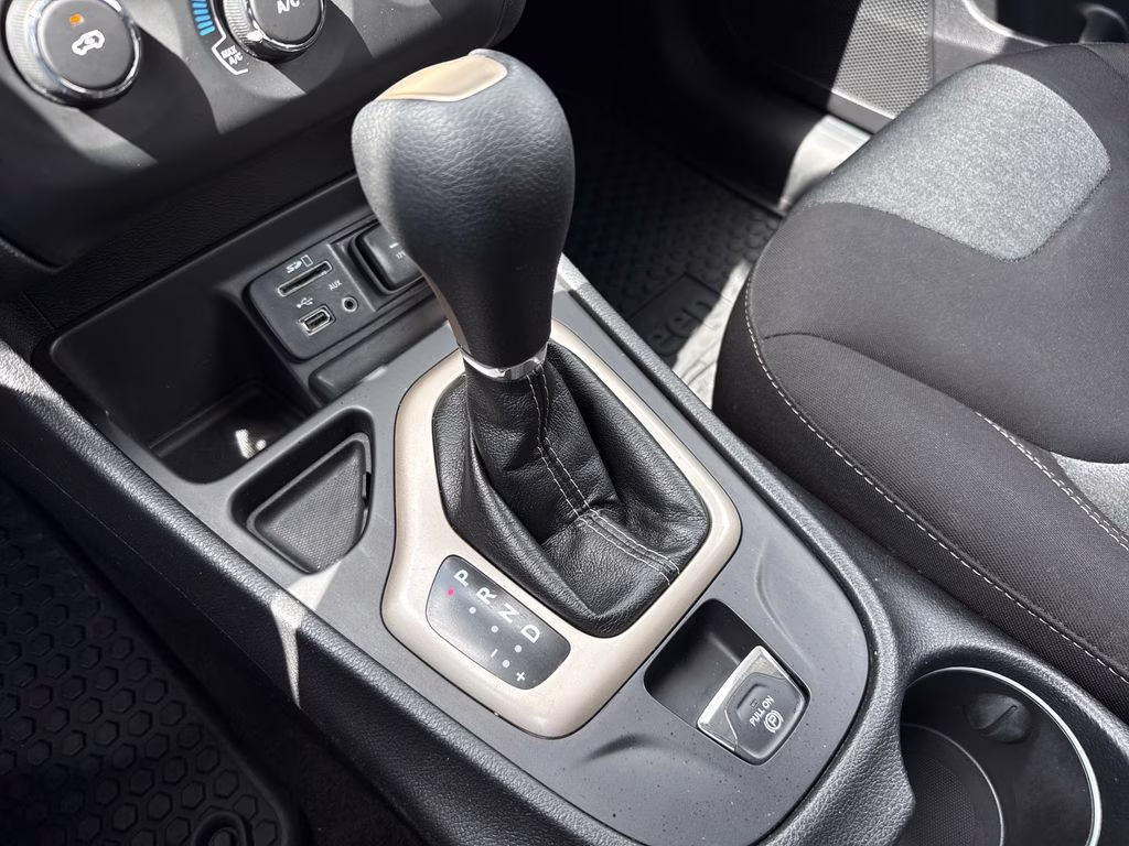 2017 Billet Silver Metallic Clearcoat Jeep Cherokee Sport FWD SUV