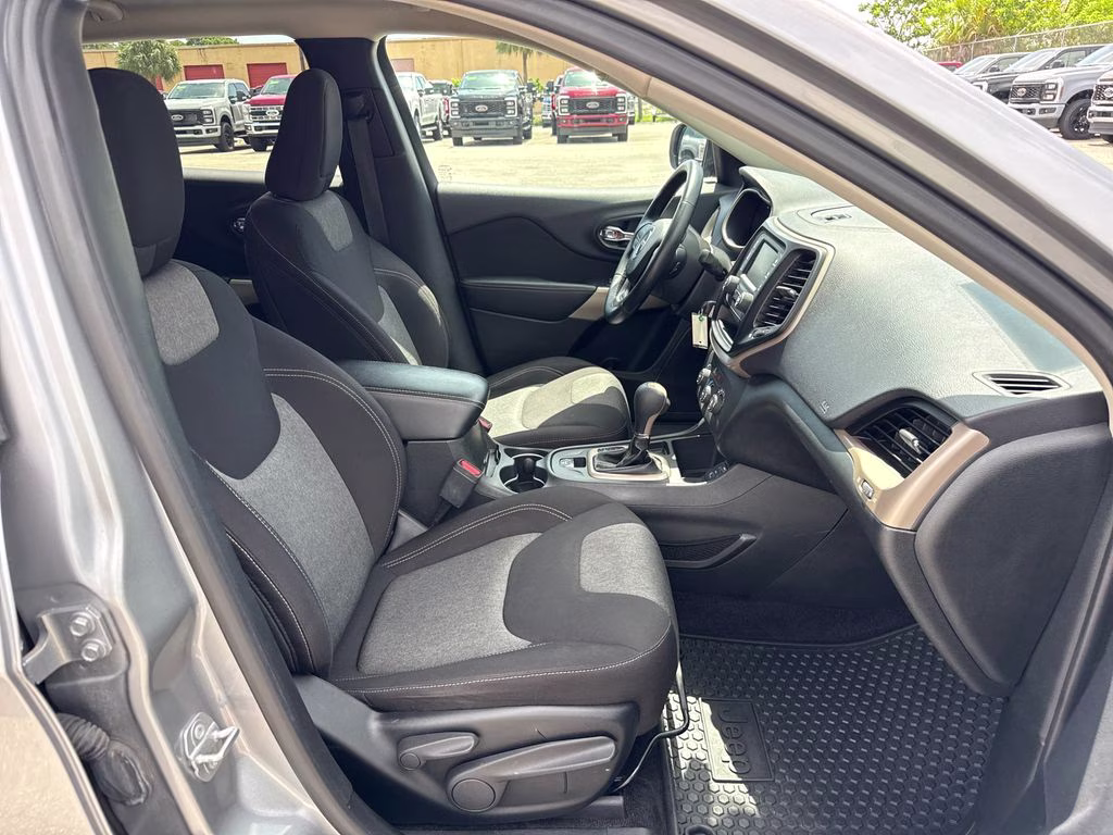2017 Billet Silver Metallic Clearcoat Jeep Cherokee Sport FWD SUV