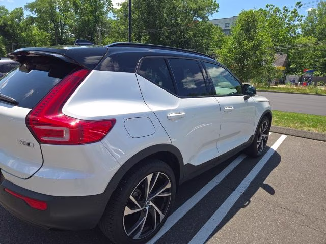 2021 Crystal White Volvo XC40 R-Design AWD SUV