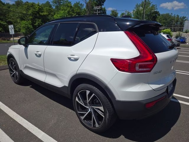 2021 Crystal White Volvo XC40 R-Design AWD SUV