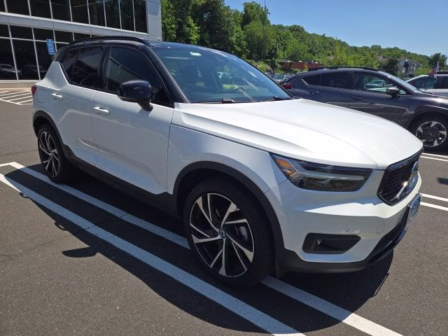 2021 Crystal White Volvo XC40 R-Design AWD SUV