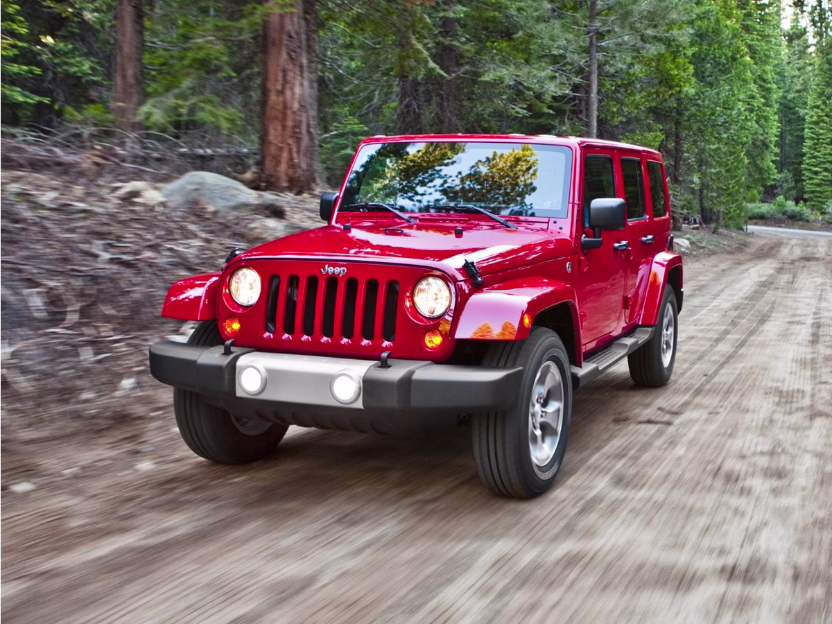 2014 Bright White Clearcoat Jeep Wrangler Unlimited Sahara 4X4 SUV