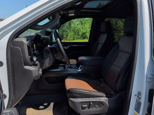 2025 Iridescent Pearl Tricoat Chevrolet Silverado 3500HD High Country 4X4 Truck