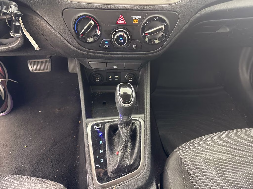 2019 Frost White Hyundai Accent SE FWD Sedan