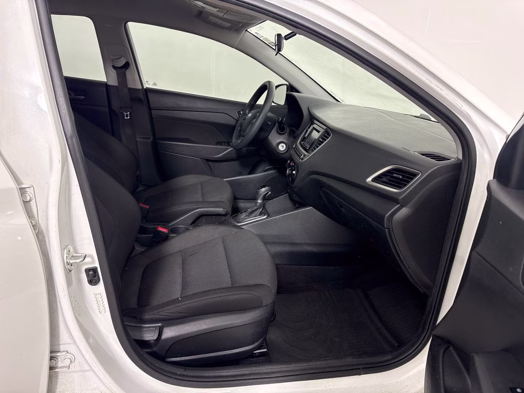 2019 Frost White Hyundai Accent SE FWD Sedan
