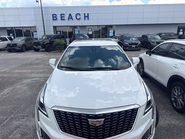 2023 Crystal White Tricoat Cadillac XT5 Luxury FWD SUV