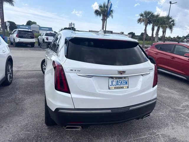 2023 Crystal White Tricoat Cadillac XT5 Luxury FWD SUV