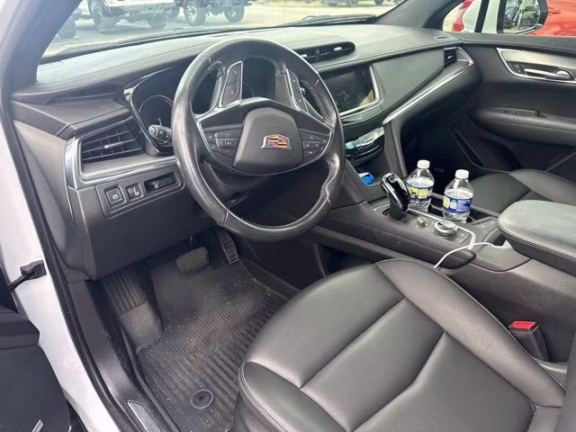 2023 Crystal White Tricoat Cadillac XT5 Luxury FWD SUV