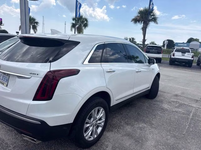2023 Crystal White Tricoat Cadillac XT5 Luxury FWD SUV