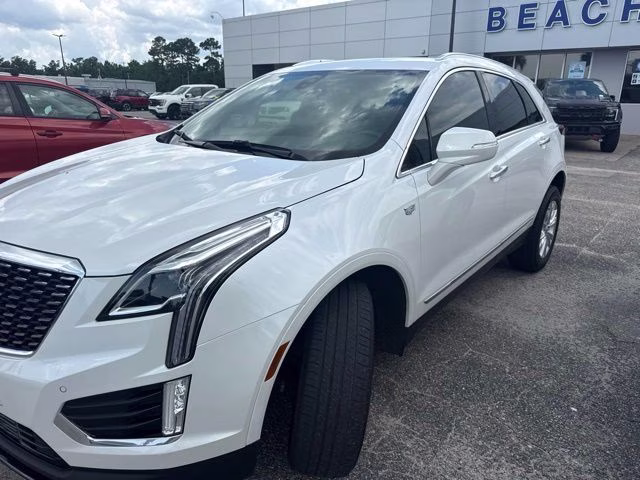 2023 Crystal White Tricoat Cadillac XT5 Luxury FWD SUV